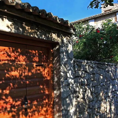 Διαμέρισμα Heritage Stone House - Comfort, Terrace & Garden Τρογκίρ