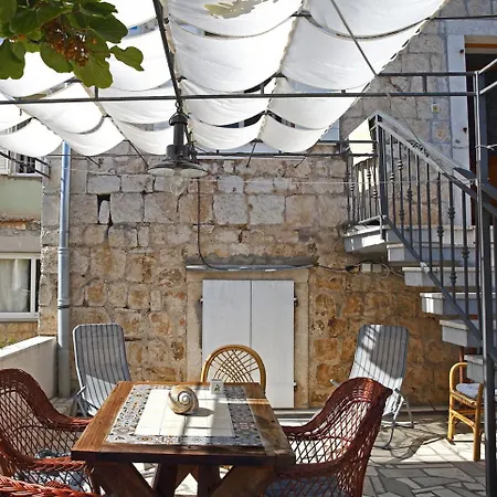 Heritage Stone House - Comfort, Terrace & Garden شقة *