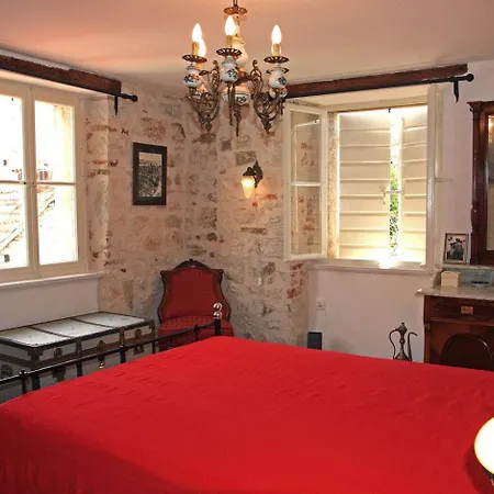 Heritage Stone House - Comfort, Terrace & Garden شقة تروغير