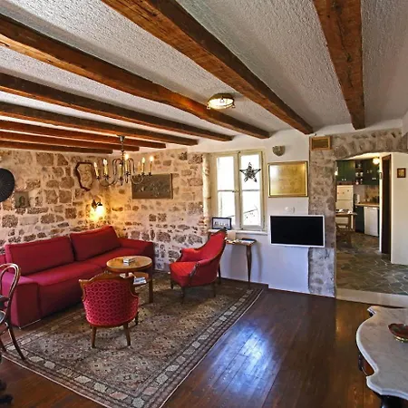 Heritage Stone House - Comfort, Terrace & Garden شقة *