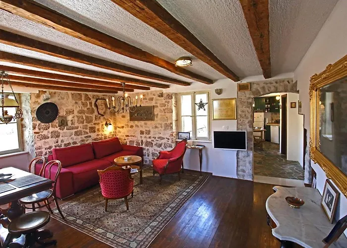 Heritage Stone House - Comfort, Terrace & Garden アパート *